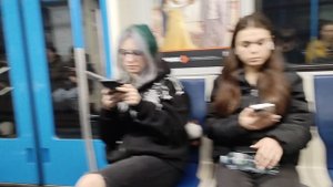 Москва, в метро.