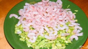 Салат из авокадо и креветок в лодочках