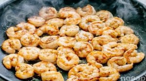 Салат из авокадо с креветками и зеленью