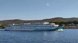 Теплоход "Владимир Маяковский" (пр. 301) в районе с. Ширяево (11.10.2025)