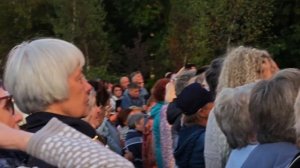 1000014105.mp4.Дмитрий Харатьян поднял зрителей-,,Нам нужна одна победа.Слова и музыка-Булат.Ш.Окудж