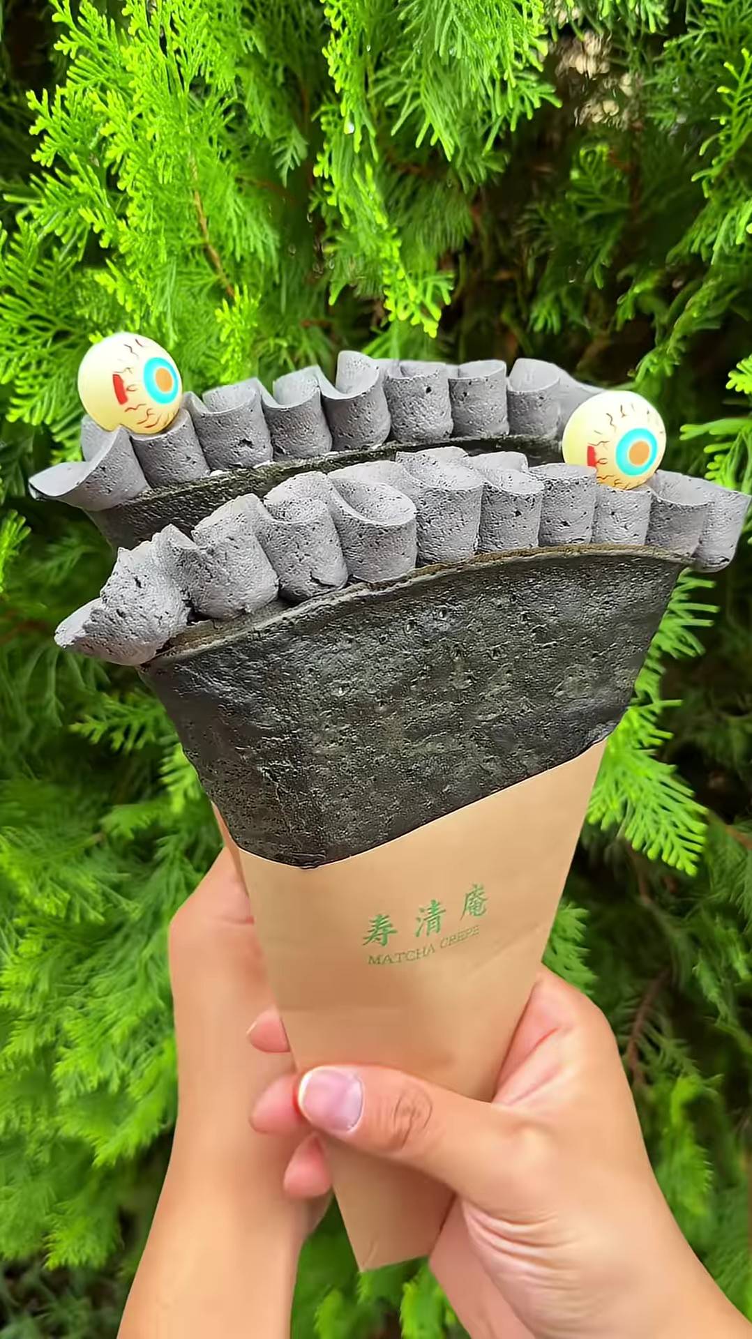 Черный блинчик матча с тирамису