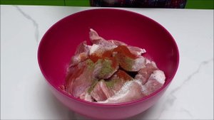 БЕРУ КАРТОФЕЛЬ И МЯСО , ВСЕ НАРЕЗАЛИ И В ДУХОВКУ. готовлю вкусный ужин