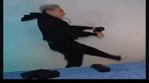 зени танцует под музыку