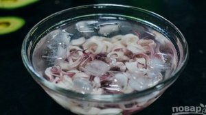 Салат из авокадо с кальмарами