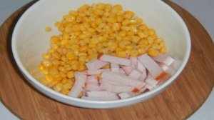 Салат с сухариками, кукурузой