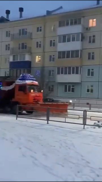 Сибирь готовится к встрече деда Мороза и Снегурочки. Наводит порядок. смотреть онлайн