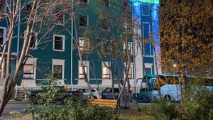 На улице сыро и холодно)