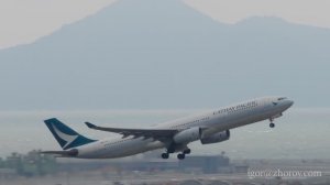 Эйрбас А330 Cathay Pacific взлетает из аэропорта Гонконга.