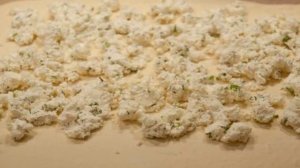 Рулет из слоеного теста с творогом