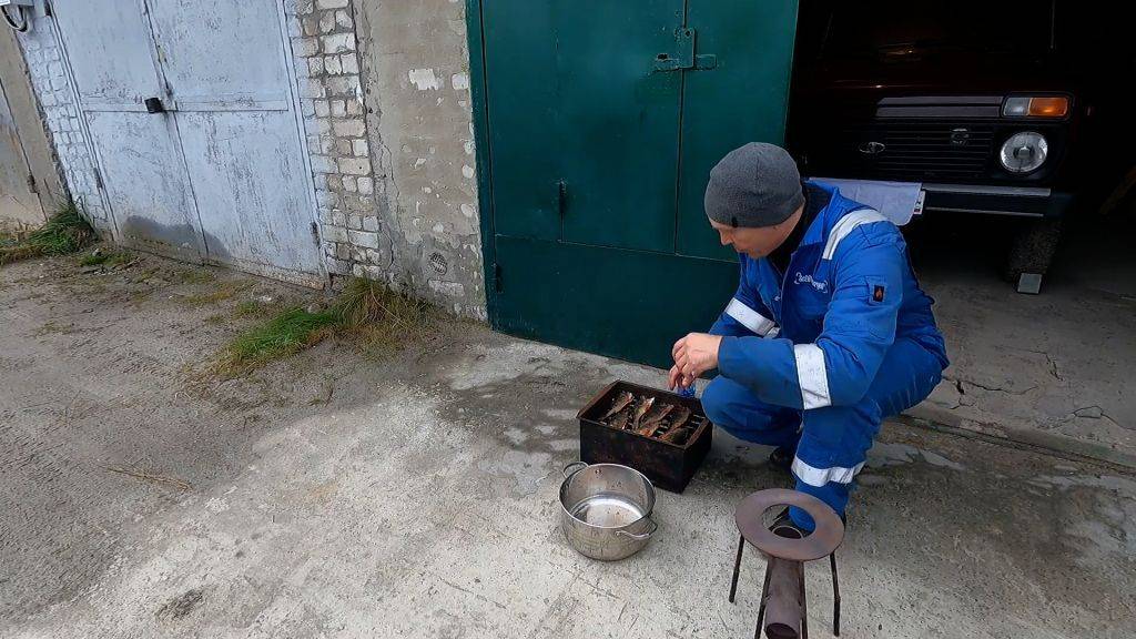 Рыба горячего копчения. В гараже - с помощью паяльной лампы.