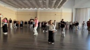 Анфиса танцует