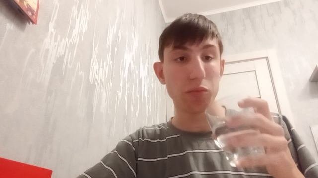 Кушаю варёные яйца и хлеб с повидлам всем хорошего вечера