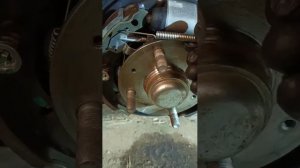 замена и обслуживание задних тормозных колодок Чанган Алсвин