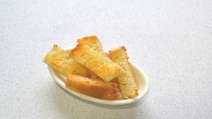 Салат с сыром, яйцом и соленым огурцом