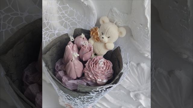 Букет  из сиреневых свечей-цветов и мишки ручной работы