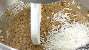 Овсяные пирожные с орехами и изюмом