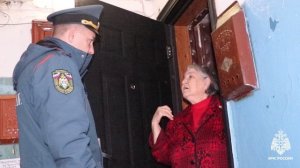 В Орле сотрудники МЧС России напомнили жителям о важности соблюдения правил пожарной безопасности