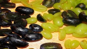 Салат с виноградом, и сыром, и чесноком