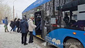 В Братске организована круглосуточная работа по посыпке дорог противогололедным материалом