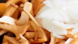 Пирог с грибами, сметаной и сыром