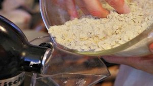 Овсяный десерт с вишней и шоколадом