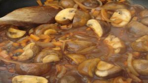 Пирог с грибами и сыром стилтон