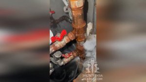 Фонтан в сантехкоробе в многоэтажке - жесткое затопление