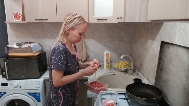 Готовлю ужин! Тушёное мясо с картошкой 😋 Приготовим и поболтаем!