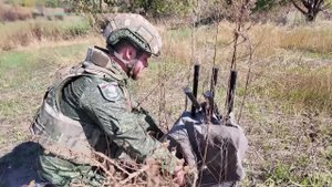 Бойцы службы РЭБ отряда "БАРС-16" защищают позиции "Южной" группировки на Северском направлении