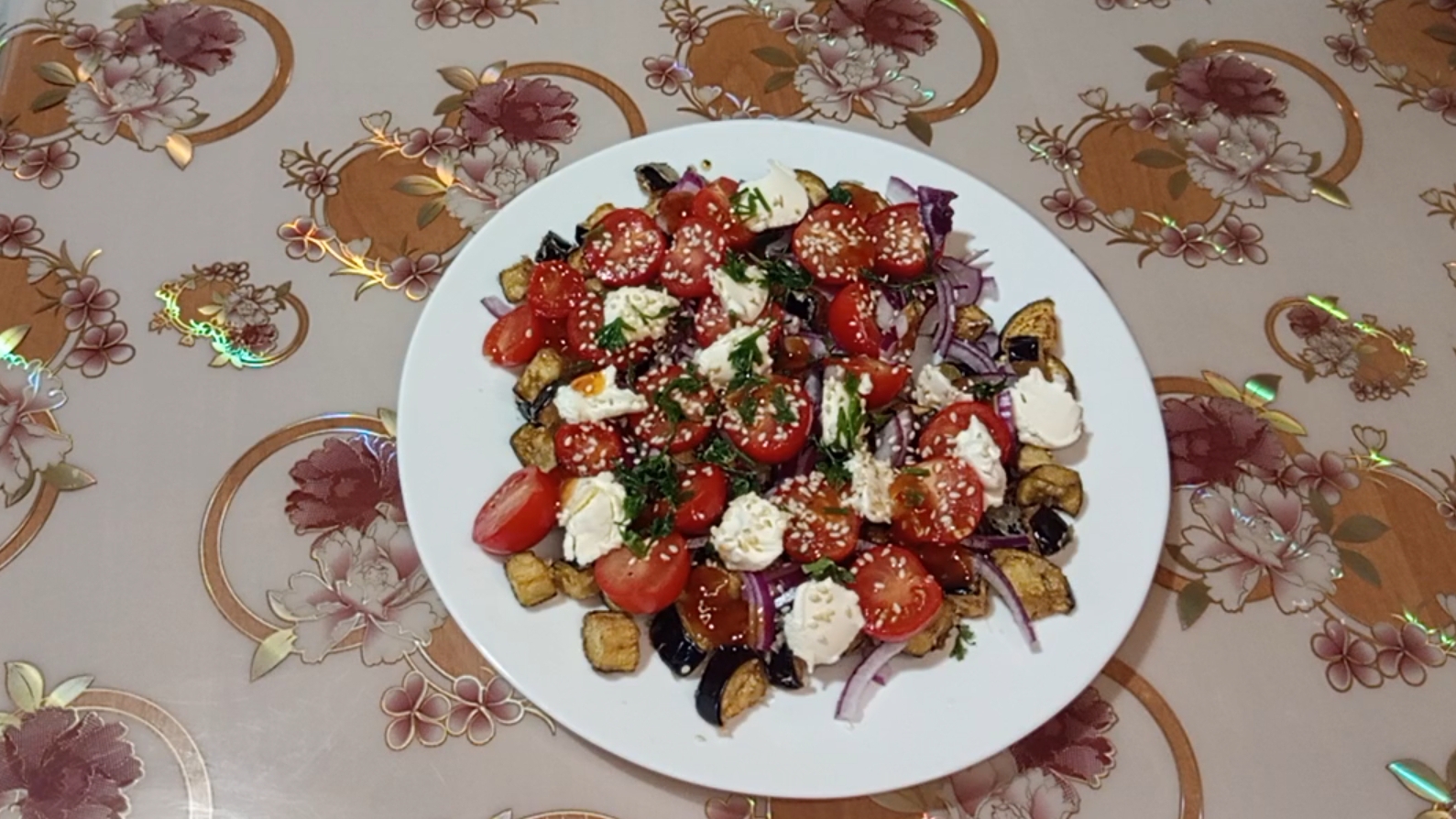 Приготовила бомбезный салат🥗//освободила крышу🛖