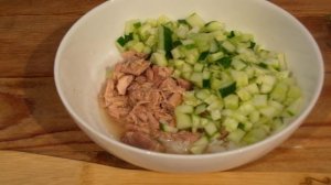 Салат с тунцом, рисом и сыром