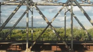 Через Иртыш по железнодорожному мосту (Транссибирская магистраль, Омск).