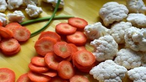 Салат из цветной капусты и брокколи с яйцом