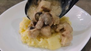 Куриная грудка на сковороде / Как приготовить сочную куриную грудку в сметанном соусе на сковороде