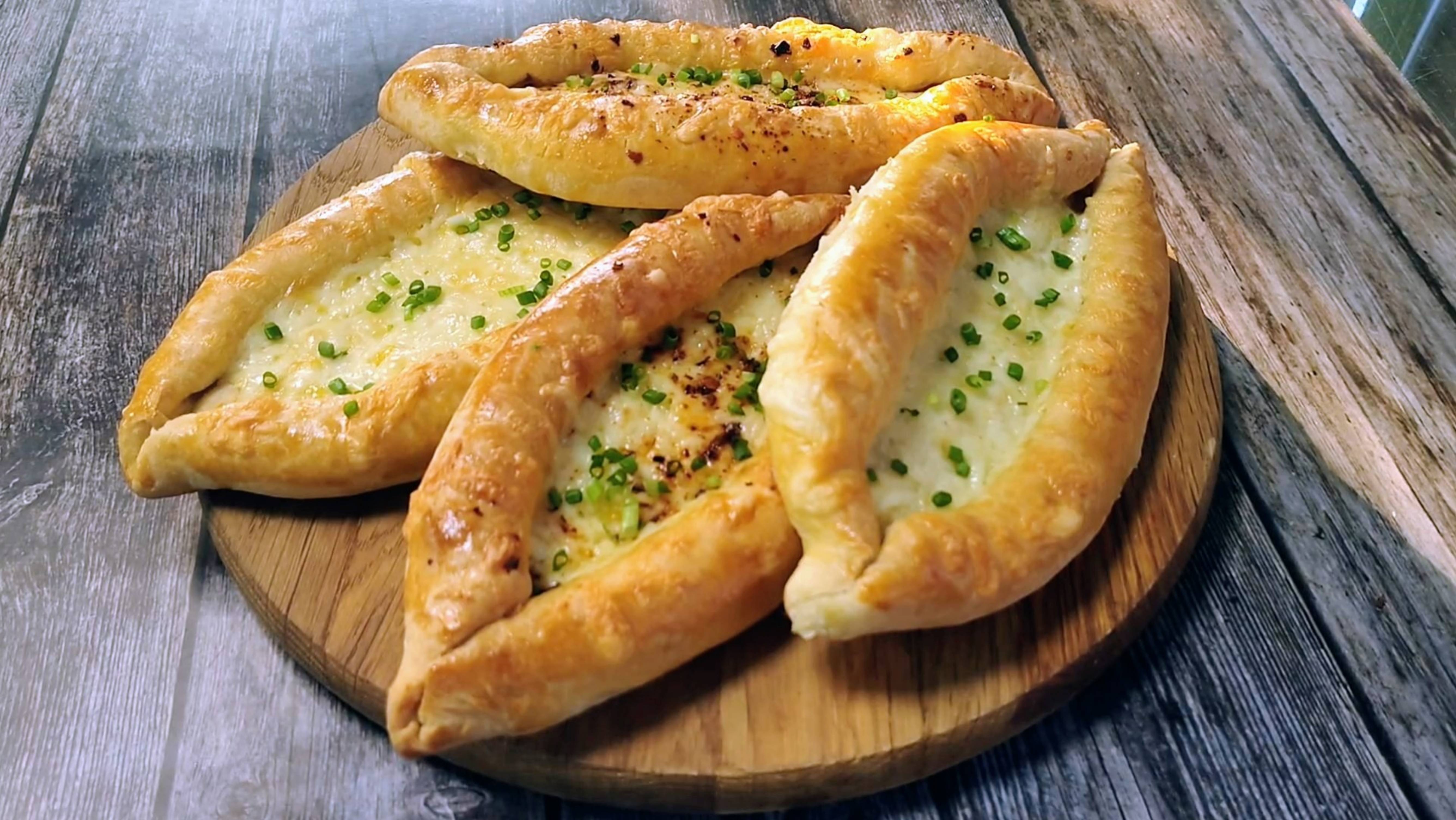 Замесила и сразу выпекаю! Ленивые лепешки с чесноком и сыром.