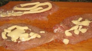 Рулет куриный с грибами и сыром