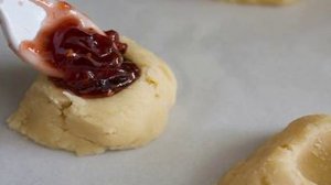 Печенье с малиновым вареньем