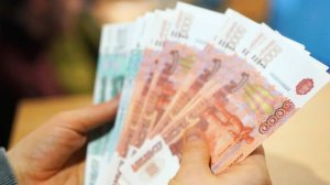 Зарплаты россиян в трех отраслях превысили 200 тысяч