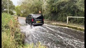 Гидроудар..Неужели они не понимают, что нырять в воду на автомобиле нельзя..