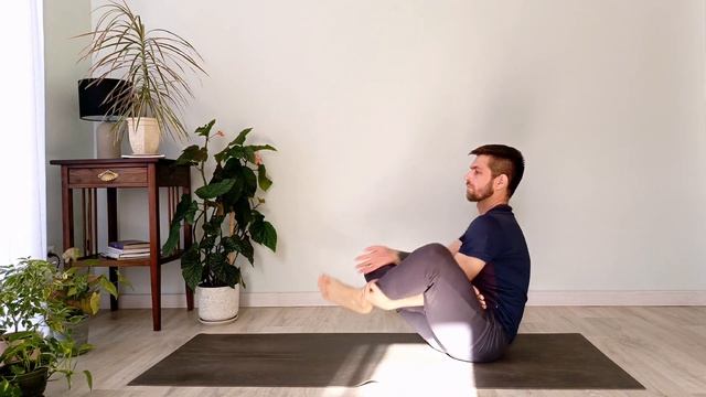 Майюрасана. Поза павлина. Два варианта