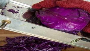 Салат из двух видов капусты и огурцов