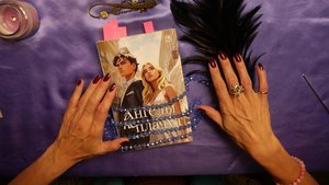 АСМР 📖 Ангелы не плачут — обсуждение и чтение книги _ Усыпляющий голос, перья и бусы