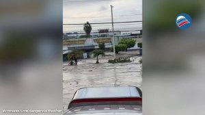 Наводнение в Мексике: мужчину смыло потоками воды