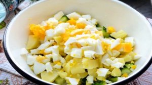 Окрошка на кефире и минералке с курицей