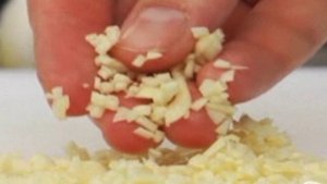 Салат из фасоли с чесноком