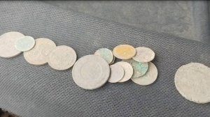 КУЧА МОНЕТ НА ВЫБИТОМ МЕСТЕ....