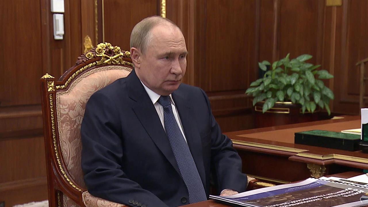Социально-экономическое развитие Ульяновской области В. Путин обсудил с губернатором А. Русских.
