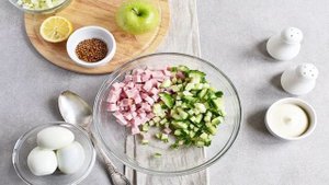 Салат с ветчиной и яйцами