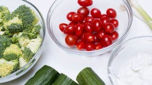 Салат из брокколи и овощей